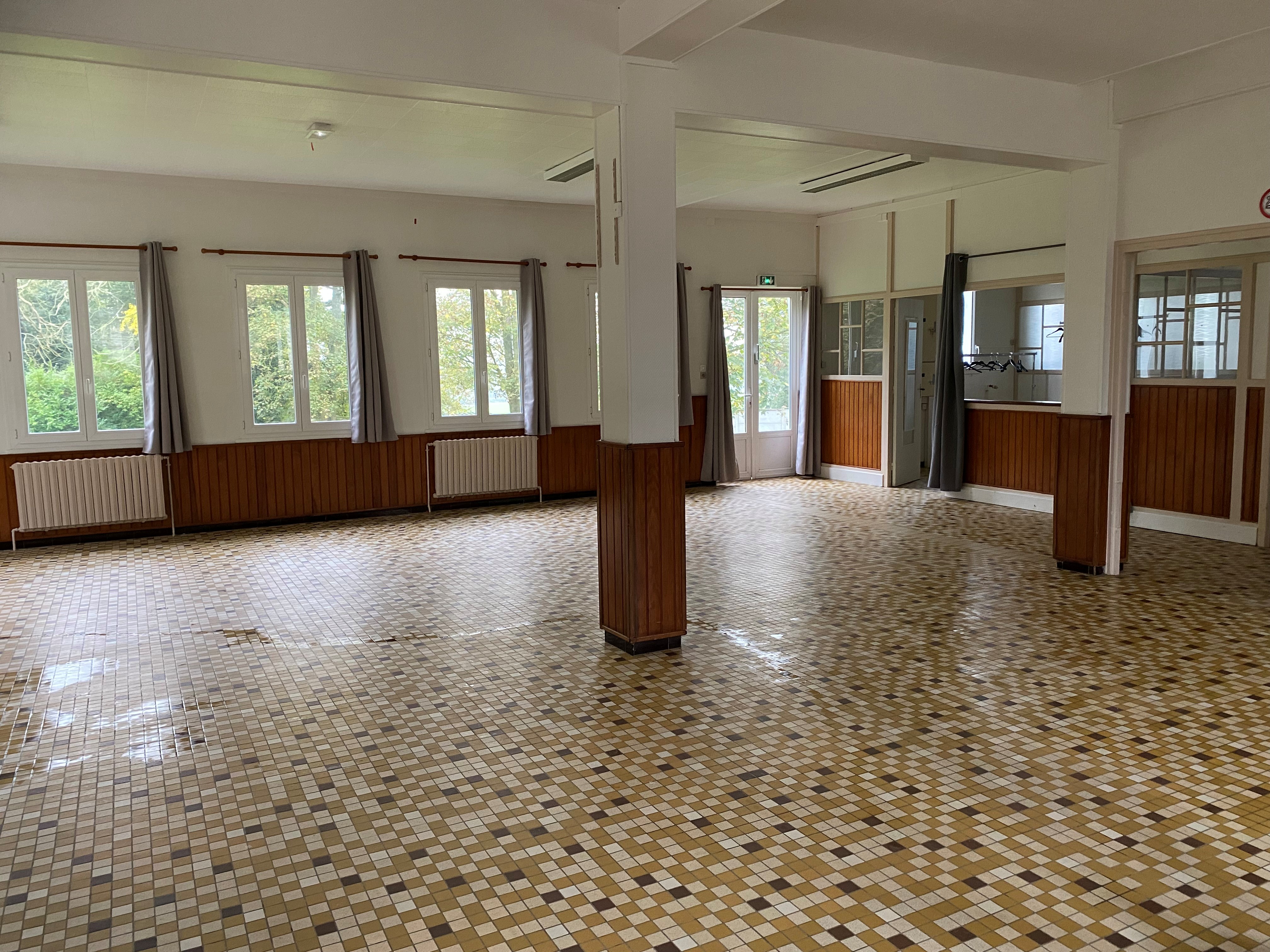 Salle Vide pouvant accueillir jusqu&apos;à 100 personnes